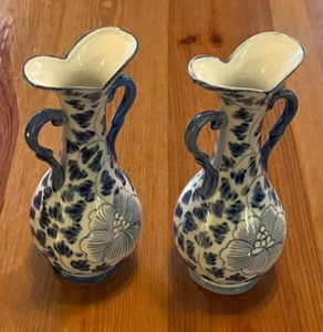 Set of 2 Vintage Taiwan Two Handled Hand Painted Vases Blue White Floral 7" Tall - Picture 1 of 11