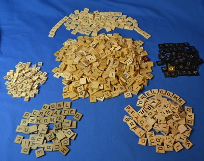 Лот из 1000+ деревянных плиток для писем Scrabble Game для искусств и ремесел СМЕСЬ СТИЛЕЙ - Изображение 1 из 4