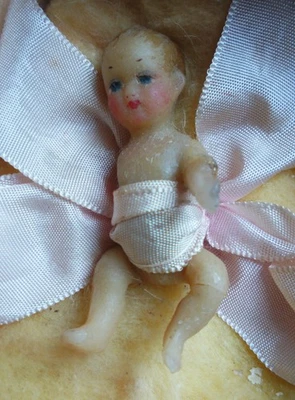 Mignonnette poupée bébé cire 6cm en boite - maison de poupée ou crèche vers 1900 - Photo 1/4