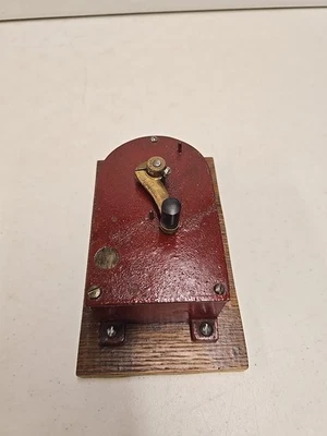 Старинный немаркированный ящик для вызова пожарной сигнализации телеграфа на запчасти - Bunnell Gamewell? - Изображение 1 из 4