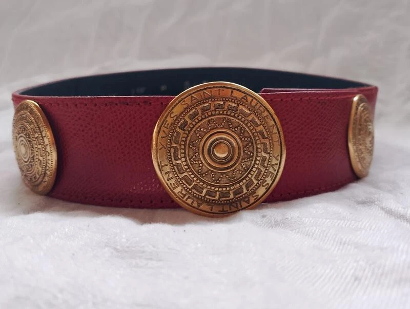 Cinturón de cuero rojo vintage con discos dorados Yves Saint Laurent Foto 1 de 4