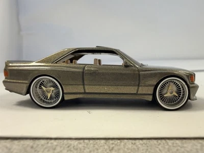 Intercambio de rueda 3D suelta dorada Hot Wheels 2025 Mainline 89 Mercedes-Benz 560 SEC AMG Foto 1 de 4