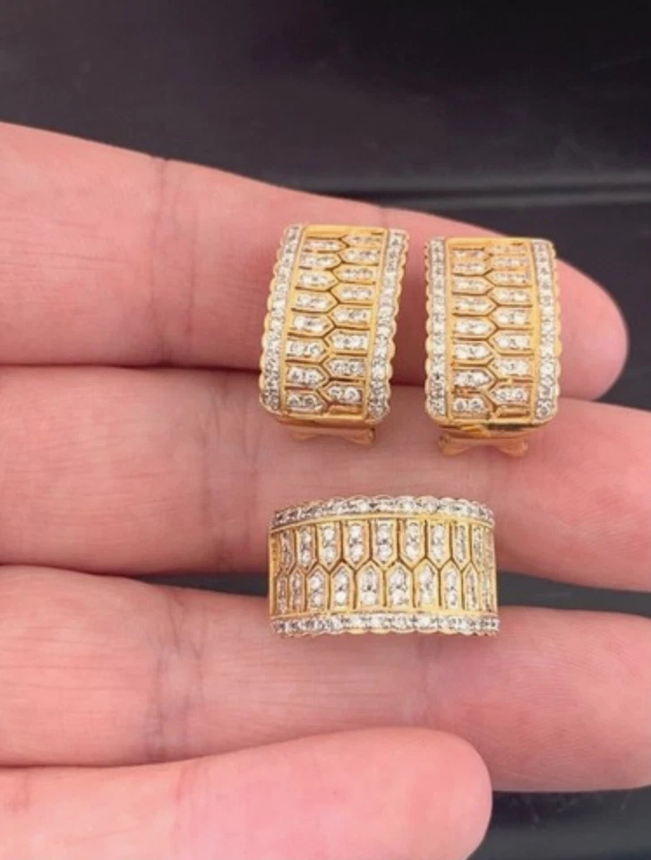 18ct Gold Diamond Cluster Ring and matching Earrings 12.9g - Image 1 of 1