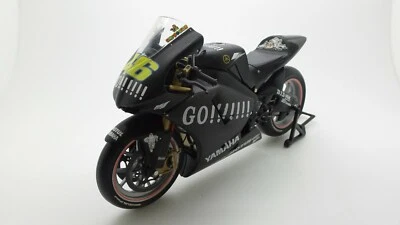 MINICHAMPS YAMAHA M1 Valentino Rossi 2004 Pre season scala 1/12 code 122043946 - Immagine 1 di 4