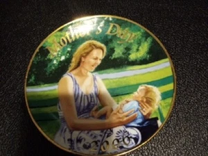NEW! AVON 2006 MOTHER'S DAY PLATE - "MOTHER AND CHILD" WITH STAND - Bild 1 von 2
