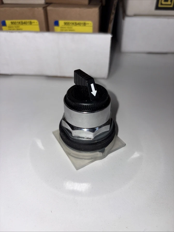 Interruptor selector SCHNEIDER ELECTRIC 9001KS401, 30 mm, 3 posiciones, Stay Put nuevo Foto 1 de 4