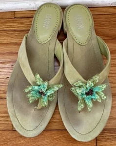 Franco Sarto 8M verzierte Perlen Pailletten Blumen Wildleder Zehenstegsandalen in Kiwi - Bild 1 von 20