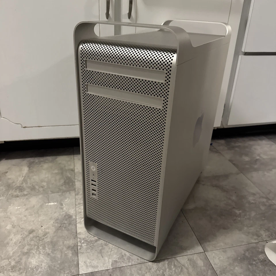Apple Mac Pro1,1 A1186 2x Intel Dual Core Xeon 3GHz 32GB Ram No HDD. - Image 1 of 4