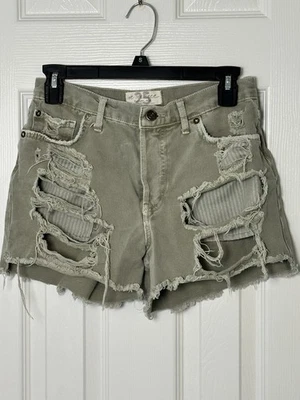 Pantalones cortos Free People Maggie tiro medio desgastados de mezclilla verde militar talla 25 para mujer Foto 1 de 4