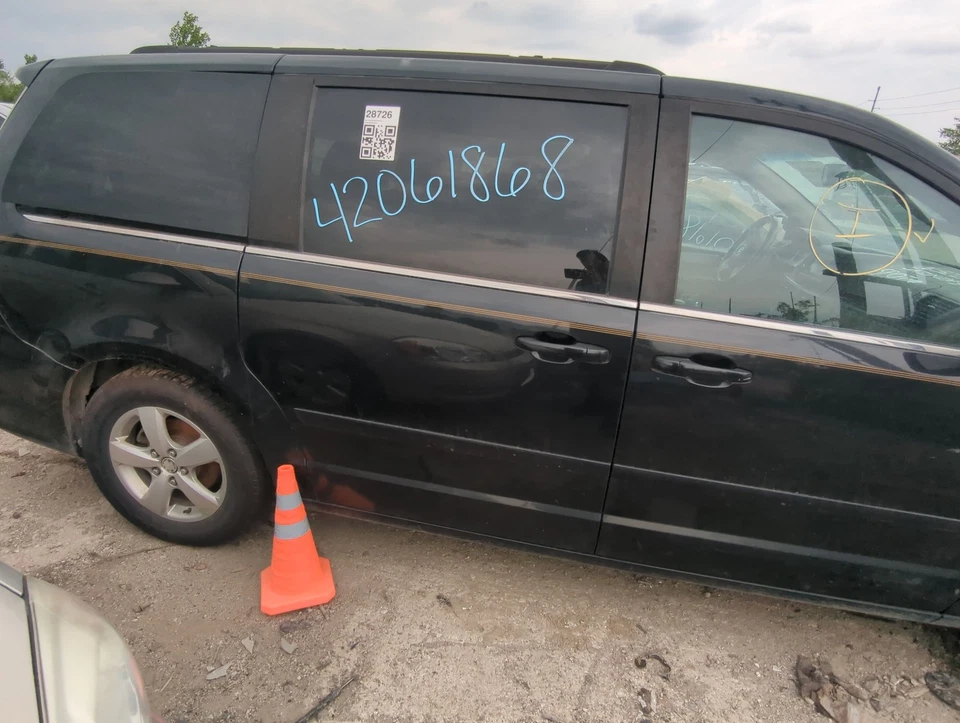 2009-2014 Volkswagen Routan Passenger Rear Door Oem XTM1C - Image 1 of 1