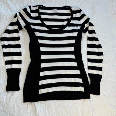 Suéter túnica tejida monocromática a rayas favorecedora Guess para mujer mediana usado en excelente estado Foto 1 de 4
