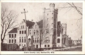 Tarjeta postal 27307 Neillsville Wisconsin vista de la cárcel del condado de Clark c.1915-1930 - Imagen 1 de 2
