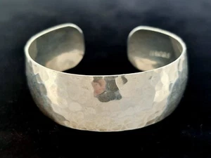 Brazalete vintage firmado por nativos americanos PJ, martillado esterlina 18,7 mm - 6" - Imagen 1 de 6