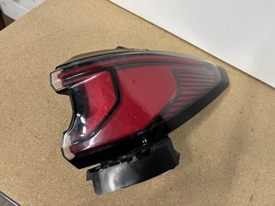 Luz trasera LED 2024-2025 lado derecho del pasajero GMC Acadia Denali 26557067 OEM Foto 1 de 4