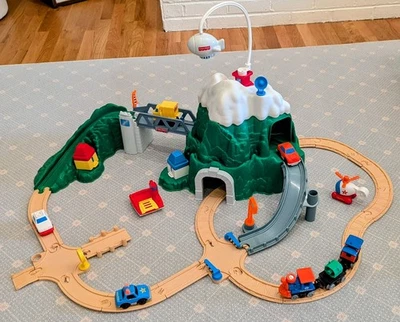 Fisher Price Flip Track Montaña Dirigible Completo, Helicóptero, Ferry, Puente Levantador Foto 1 de 2