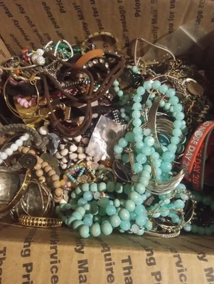 Лот 6 фунтов бижутерия сломанная запутанная перепрофилированная ремонт винтажное ремесло  - Изображение 1 из 4