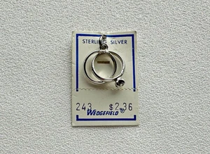 Vintage Wedgefild Eheringe Sterling Charm ~ noch auf Karte, nie benutzt - Bild 1 von 2