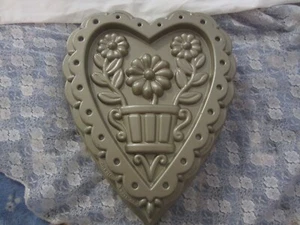 Nordic Ware Oro Decorativo Corazón Pastel Sartén, Flores San Valentín Amor - Imagen 1 de 2