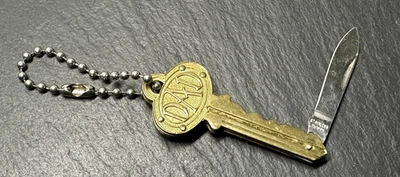 NAVAJA DE BOLSILLO VINTAGE "PAPÁ" TONO DORADO EN FORMA DE LLAVE DE UNA SOLA HOJA CON CADENA M324 Foto 1 de 4