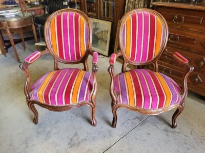 PAIRE DE FAUTEUILS LOUIS PHILIPPE MEDAILLON EN NOYER DU XIX ème SIECLE - Photo 1/4