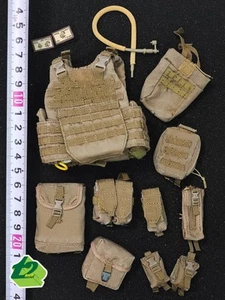 Chaleco y bolsa DAMTOYS 78014 M27 Rifleman escala 1:6 - USMC ISPC - Imagen 1 de 2