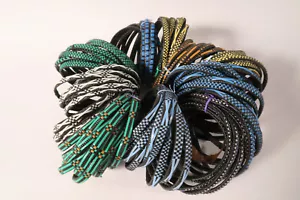 Lote 100 pulseras de plástico trenzadas Burkina Faso GK54 100 bracelets plastic - Imagen 1 de 8