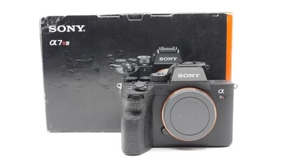Sony Alpha 7R IV - nur 3.422 Auslösungen- 61 MP, 4K Mark 4 M4 7 A7R OVP English! - Bild 1 von 4