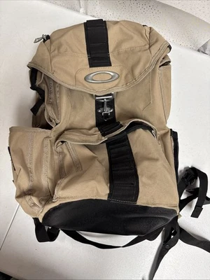 MOCHILA RARA OAKLEY DRY GOODS Desert Tan equipamento tático código vermelho pacote com bolsa AP - Imagem 1 de 4