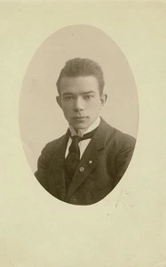 Joven identificado de la década de 1910 en traje postal alemana RPPC colección Gay Estate - Imagen 1 de 2