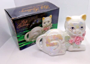 Vintage KMART 4" KATZE Figur Perle irisierend kitschig orig Karton angewandte Blumen - Bild 1 von 3