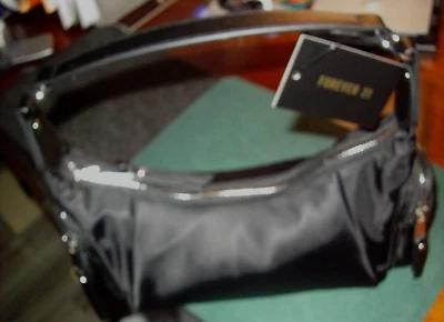 Bolso de mano Forever 21 damas negro de plástico y cuero con múltiples bolsillos cremallera nuevo como nuevo Foto 1 de 4