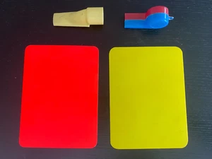 Schiedsrichter Set rote + gelbe Karte + 2 Trillerpfeifen Schiri Set für Fußball - Bild 1 von 1