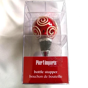 Nuevo Tapón de Botella Pier 1 Imports Rojo y Blanco con Diseño de Remolino en Caja de Regalo - Imagen 1 de 9