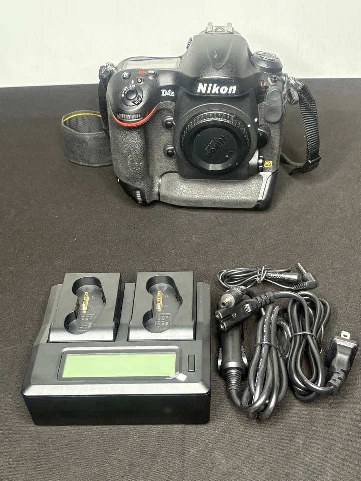 Цифровая камера Nikon D4 16,2 Мп с аккумулятором и зарядным устройством *количество затворов 18669* - Изображение 1 из 4