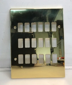 CRABTREE ROCKERGRID 6570/18PB PIASTRA FRONTALE 18 BANDE, OTTONE LUCIDO (12) - Foto 1 di 3