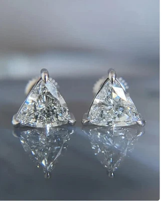 Aretes de moissanita de corte trillón de 3 quilates enchapados en oro blanco de 14 k Foto 1 de 4