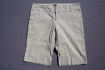Bermudas informales a rayas elásticas Gap para mujer talla 4R   Foto 1 de 4