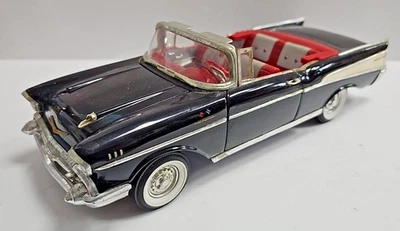 Chevrolet Bel Air Cabriolet Nero 1957 James Bond 007 scala 1:18 (VN4) - Immagine 1 di 4