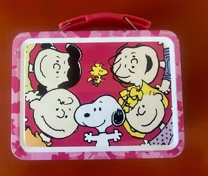 Mini lonchera de metal vintage Peanuts Snoopy & Friends Pink Hearts lata - Imagen 1 de 12
