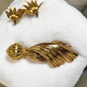 Vintage Monet Flower Brooch Pin Clip On Earrings Set Gold Tone Signed Estate - Picture 1 of 23