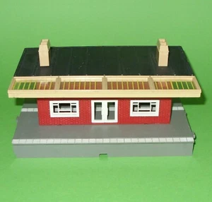 Tri-ang Hornby / R.582 Red Ticket Office, Platform Unit & Steps - Picture 1 of 7
