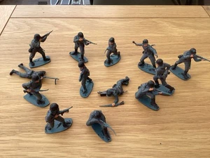 Vintage Airfix 1/32 scale 13 German painted soldiers play worn condition #5 - Picture 1 of 5