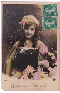 *** Fantaisie _ Fillette avec fleurs : Heureuse Année *** Carte  Photo 1907 ? - Picture 1 of 2