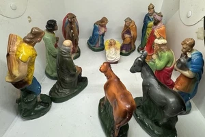 Vintage Kreidegeschirr Krippe 13 Teile Set handverziert Weihnachtsfiguren - Bild 1 von 15