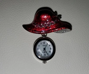 Rote Hutnadel/Brosche mit silberfarbenem Uhrhänger - Bild 1 von 5