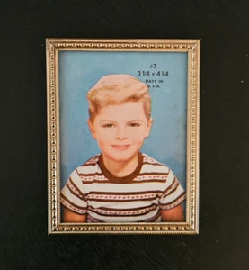 Cornice portafoto vintage in metallo dorato 3 1/4" x 4 1/4" made in USA - Foto 1 di 6