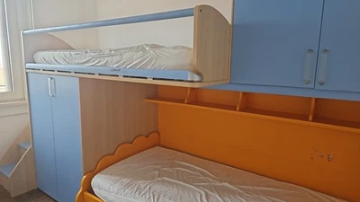 Cameretta Moretti Compact con letto a castello, con armadi e cassetti integrati - Immagine 1 di 3