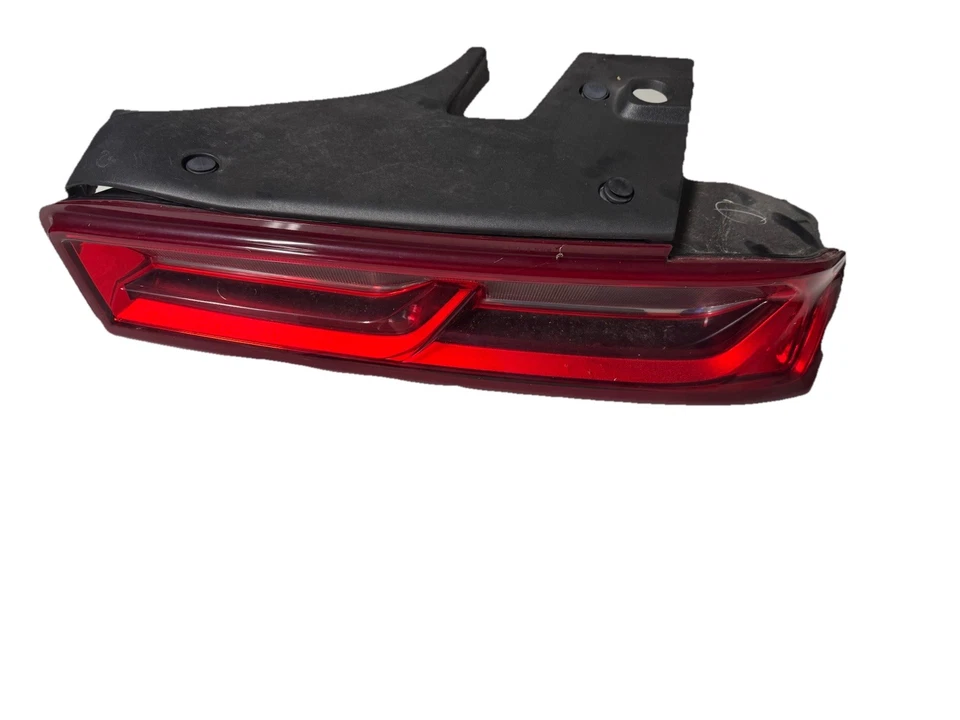 2017 CHEVY CAMARO SS RIGHT PASSENGER TAILLIGHT QUARTER MOUNTED OEM 84136771 - Image 1 of 1