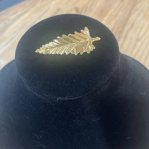 Vintage scharfe stilvolle goldfarbene Blätter Brosche Anstecknadel Gebrauchsspuren auf der Rückseite - Bild 1 von 2