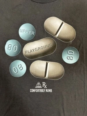 Camiseta Drug Art Para Hombre Píldoras Grandes Cómodamente Entumecida Fifty 24SF Galería Foto 1 de 4
